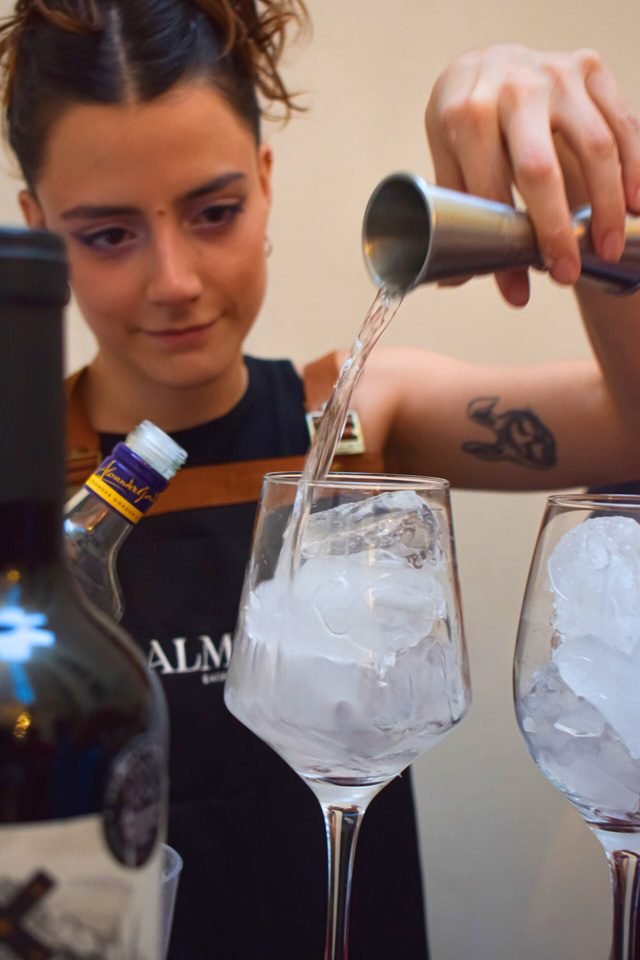 Bartender preparando un cóctel